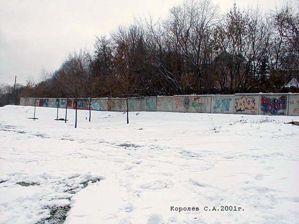 Наскально-настенная галлерея на заборе БСП - забор снесен в 2008 году во Владимире фото vgv