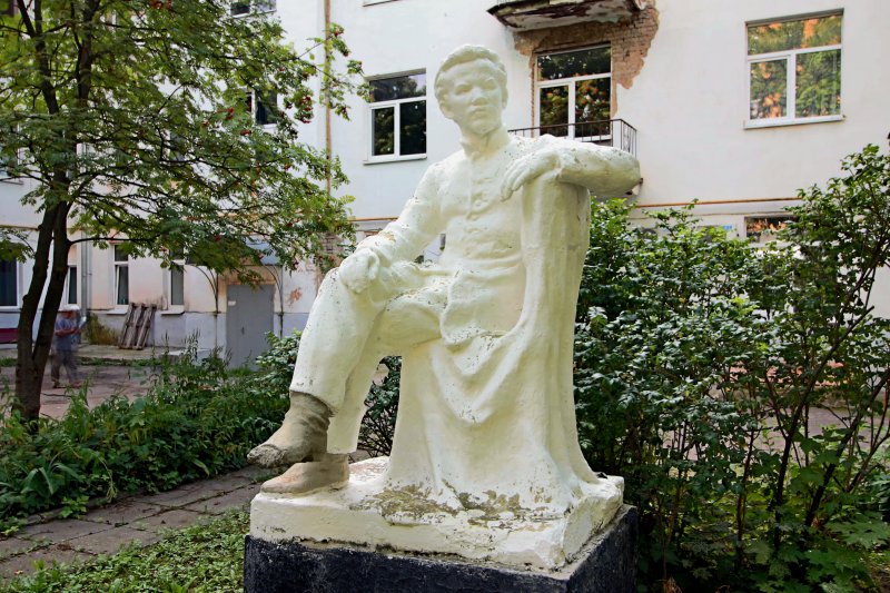 памятник «Ленин в студенческие годы» во дворе общежития Авиамеханического колледжа на Горького 34 во Владимире фото vgv