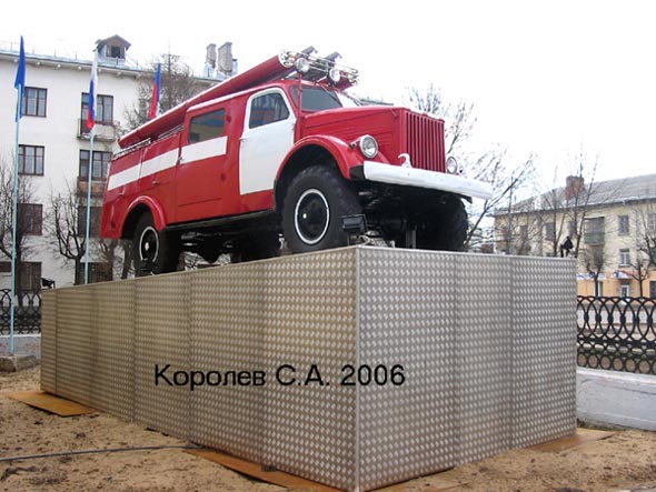памятник Пожарная машина (установлен 2005) во Владимире фото vgv