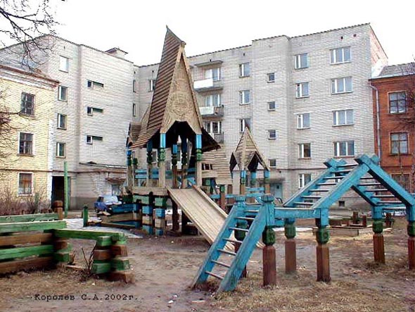 Детская площадка во дворе дома на Горького 69 во Владимире фото vgv