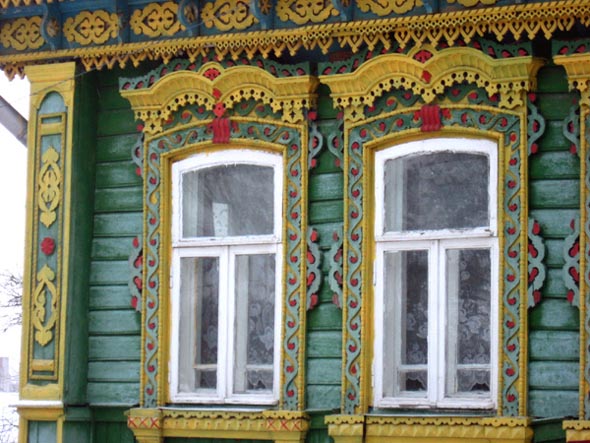 деревянные наличники, резной карни, слуховое окно во Владимире фото vgv
