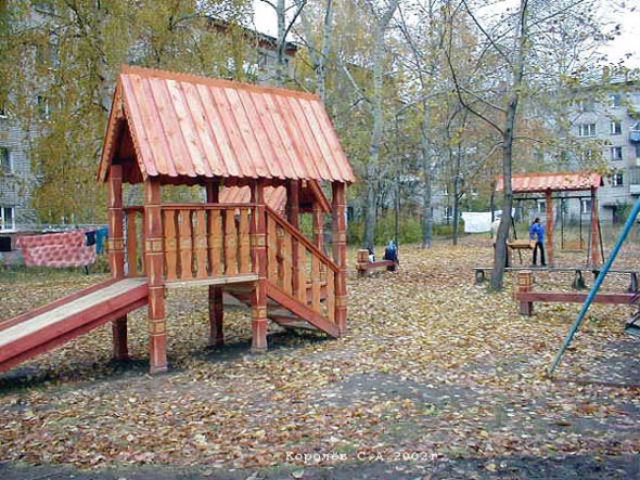 детская игровая площадка во дворе дома 5 в Институтском городке во Владимире фото vgv