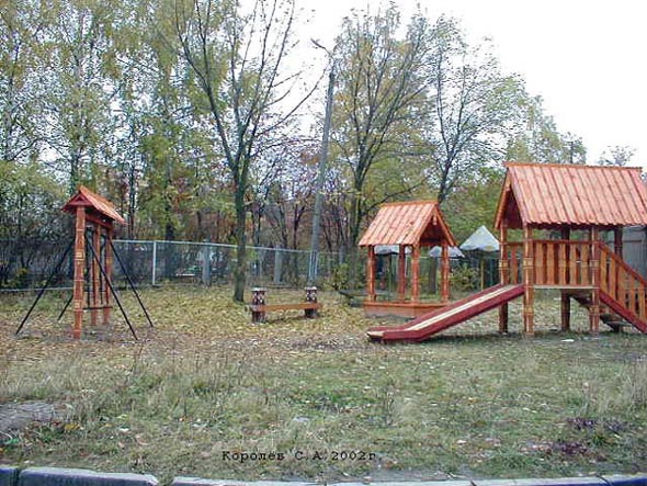 детская площадка во дворе дома 30 в Институтском городке в Юрьевце во Владимире фото vgv