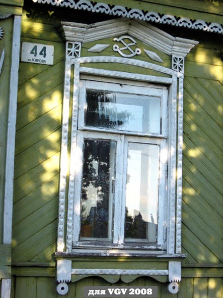 Резные деревянные наличники и слуховое окно в Оргтруде во Владимире фото vgv