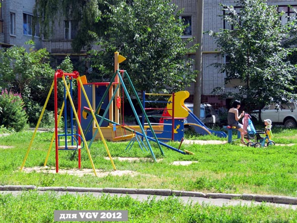 детская площадка во дворе дома 10/13 по ул.Комиссарова во Владимире фото vgv