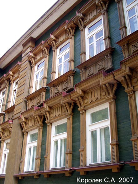Деревянные элементы в оформлении фасада здания СМП-625 во Владимире фото vgv