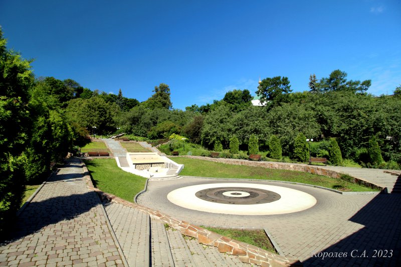Центральная площадка с фонтаном в Патриарших садах во Владимире фото vgv