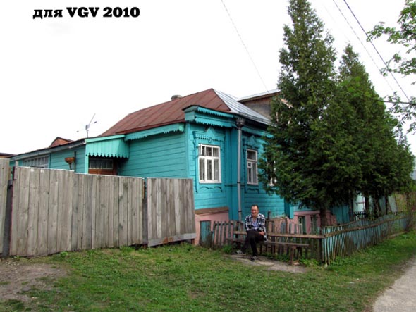 на лавочке у дома май 2010 года во Владимире фото vgv