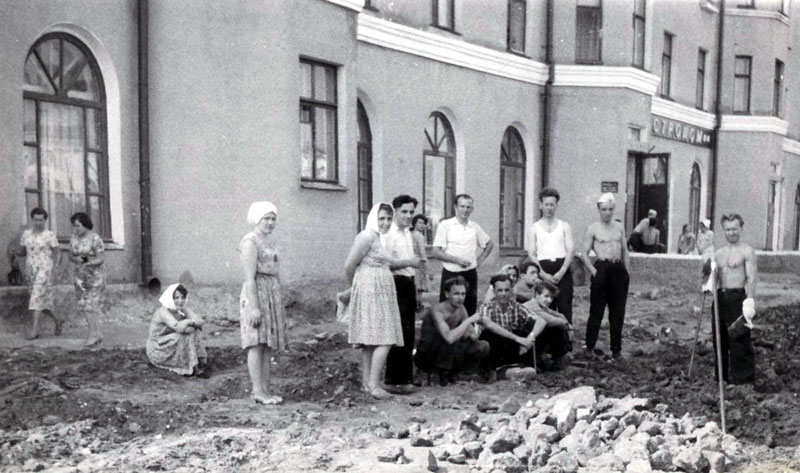 благоустройство территории у Гастронона проспекте Ленина 3 в 1965 во Владимире фото vgv