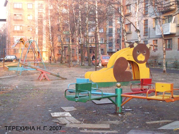 Детская площадка во дворе дома 27а по пр-ту Ленина во Владимире фото vgv