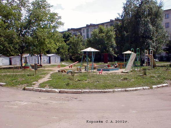 Детская площадка во дворе дома 47а на проспекте Ленина во Владимире фото vgv