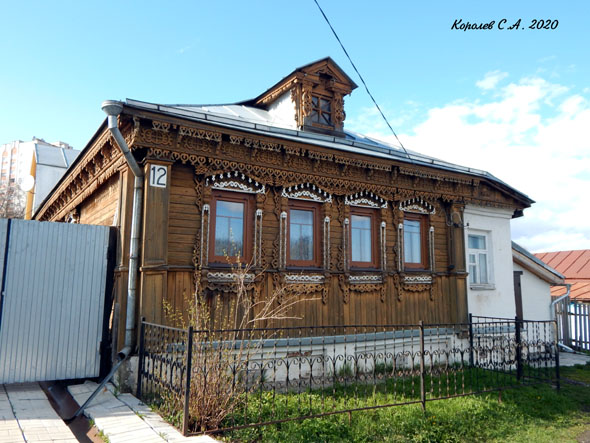Резные деревянные наличники и фасад дома 12 по улице Левино поле во Владимире фото vgv