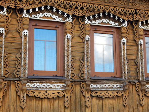 Резные деревянные наличники и фасад дома 12 по улице Левино поле во Владимире фото vgv