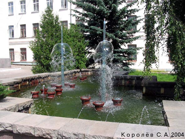 Сквер с фонтаном у городского УМВД на Луначарского 1 во Владимире фото vgv
