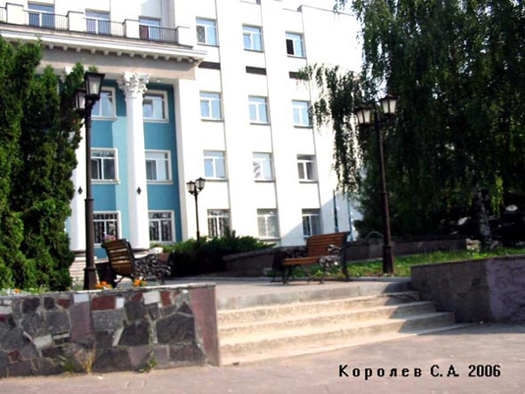 Сквер с фонтаном у городского УМВД на Луначарского 1 во Владимире фото vgv