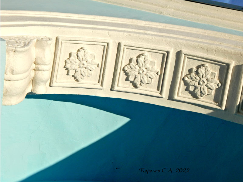 Украшение фасада здания 16а на Луначарского во Владимире фото vgv