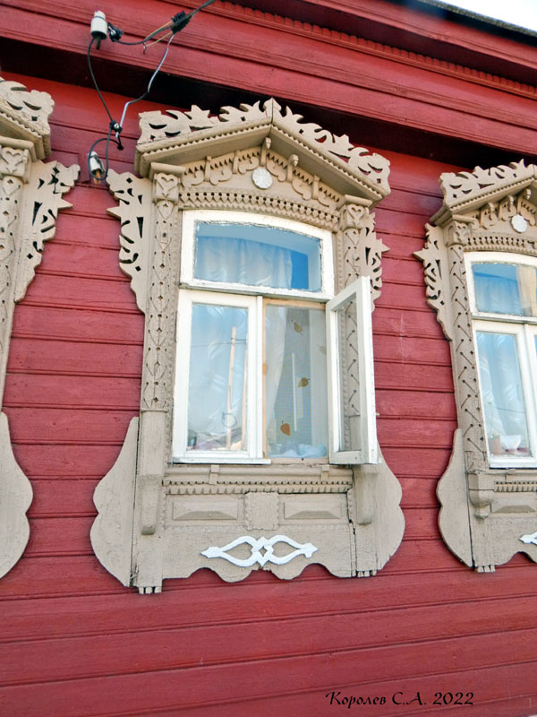 Красивые резные наличник дома 38 на улице Луневский Вал во Владимире фото vgv
