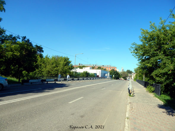 «Троицкий мост» над Ерофеевским спуском на Манежном тупике во Владимире фото vgv
