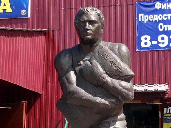 Памятник работающему студенту на Мещерской 9б во Владимире фото vgv