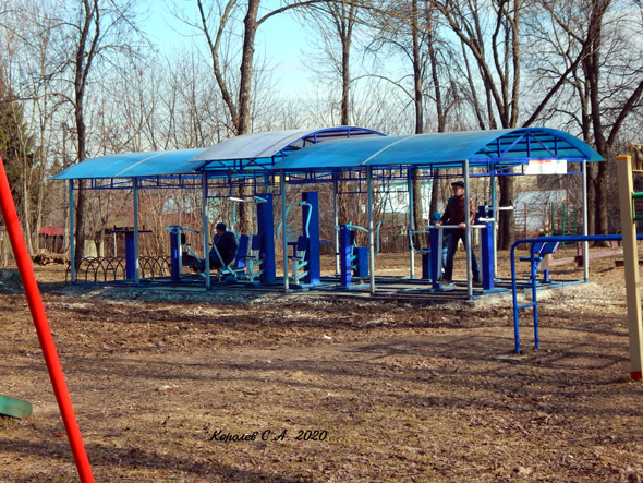 Сквер, детская и спортиыные площадки на пересечении Офицерской Добролюбова и проезда Мичурина во Владимире фото vgv