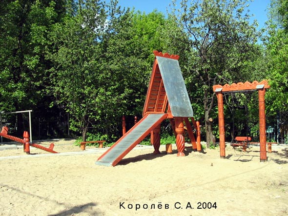 детская площадка во дворе дома 24а по ул. Михайловская во Владимире фото vgv
