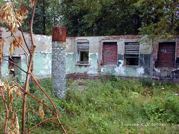 развалины стрелкового тира в парке 850-летия в 2000-2004 гг. во Владимире фото vgv