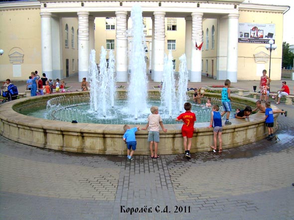 Купание в фонтане у ДК Молодежи август 2011 г. во Владимире фото vgv