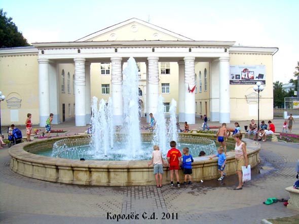 Купание в фонтане у ДК Молодежи август 2011 г. во Владимире фото vgv