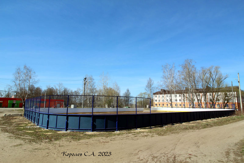 Хоккейная площадка на Молодежной улице в Оргтруде во Владимире фото vgv