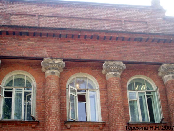 Барельефы и декоративные колонны здания на Никитской 4а во Владимире фото vgv