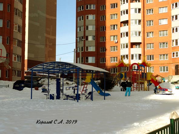 Детская площадка во дворе дома 48 по улице Нижняя Дуброва во Владимире фото vgv
