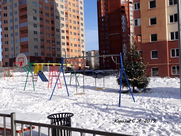 Детская площадка во дворе дома 50 корп.1 по улице Нижняя Дуброва во Владимире фото vgv