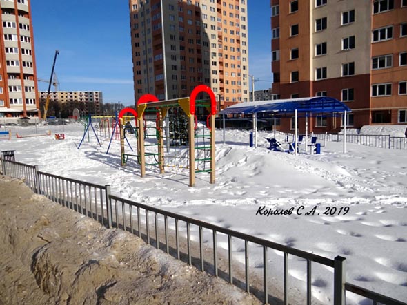 Детская площадка во дворе дома 52 корп.1 по улице Нижняя Дуброва во Владимире фото vgv