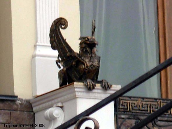 ворота и скульптура Грифона во Владимире фото vgv