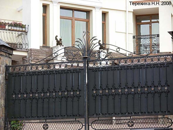 ворота и скульптура Грифона во Владимире фото vgv