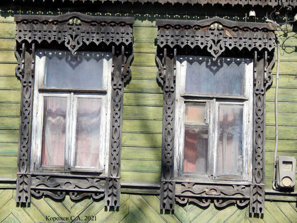 Красивый резной фасад с деревянными резными наличниками и кованая водосточная труба дома 14 на Ноябрьской улице во Владимире фото vgv