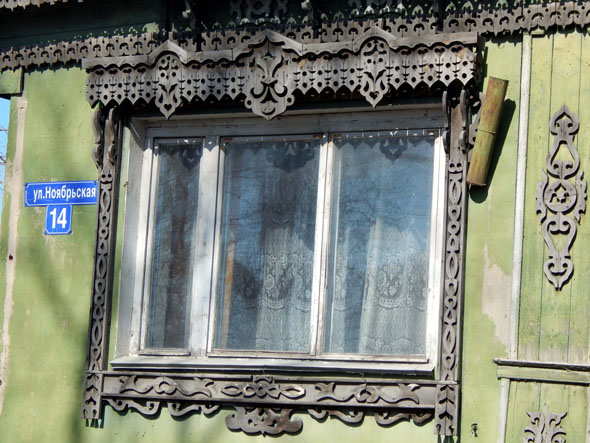Красивый резной фасад с деревянными резными наличниками и кованая водосточная труба дома 14 на Ноябрьской улице во Владимире фото vgv