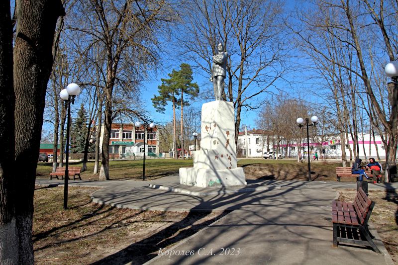 памятник В.И.Ленину в сквере на Октябрьской 17 в Оргтруде во Владимире фото vgv