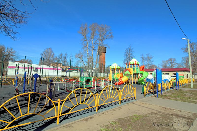 детская игровая и спортивная площадки На Октярьской 17 в Ортгруде во Владимире фото vgv