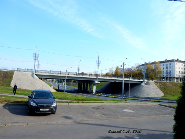 «Стрелецкий мост» над Лыбедской магистралью на Октябрьском проспекте во Владимире фото vgv