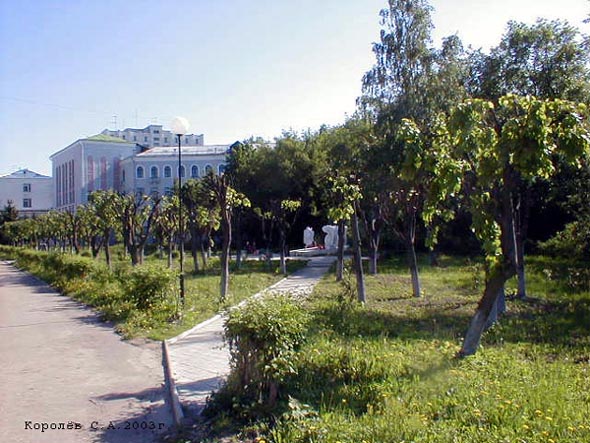 сквер у Политехнического колледжа на Октябрьском проспекте 11 во Владимире фото vgv