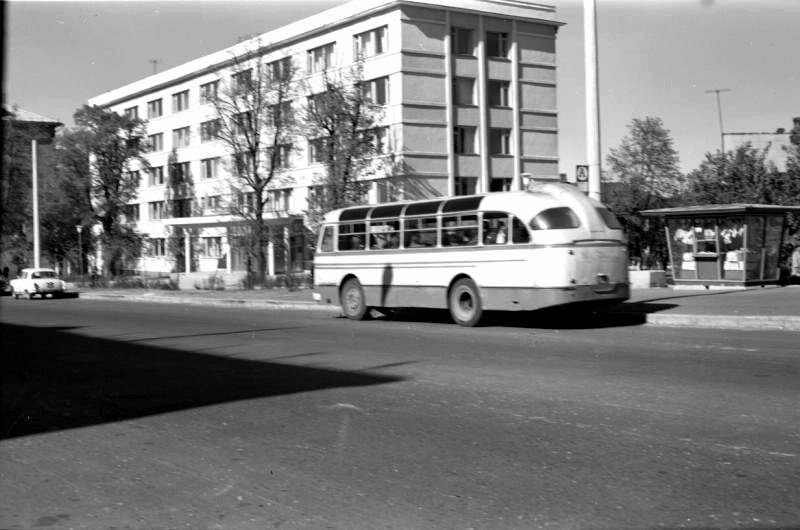 Дом 14 по Октябрьскому проспекту и остановка в 1970 во Владимире фото vgv