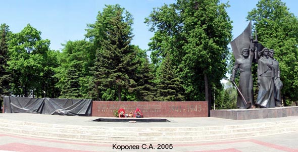 Мемориал в честь 30-летия Победы Вечный огонь во Владимире фото vgv