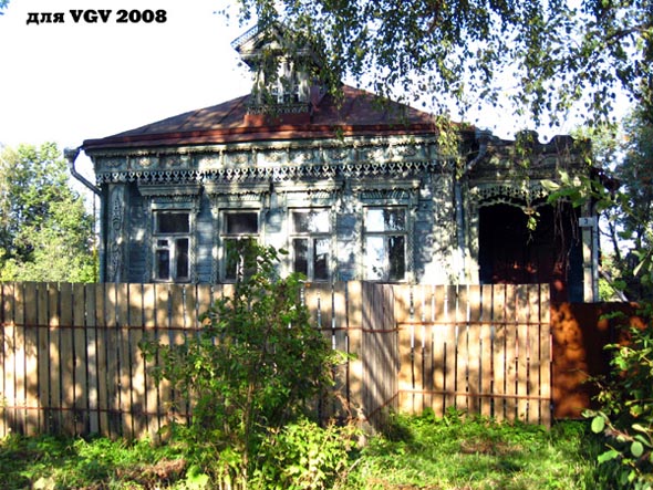 Резное крыльцо и слуховое окно с петушком во Владимире фото vgv