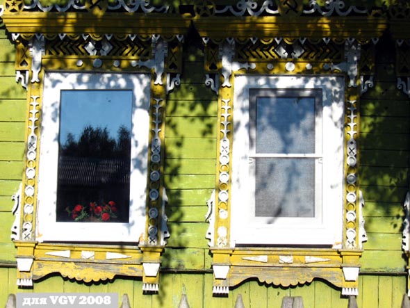 деревянные наличники и слуховое окно дома 13 на улице Рабочая в Оргтруде во Владимире фото vgv