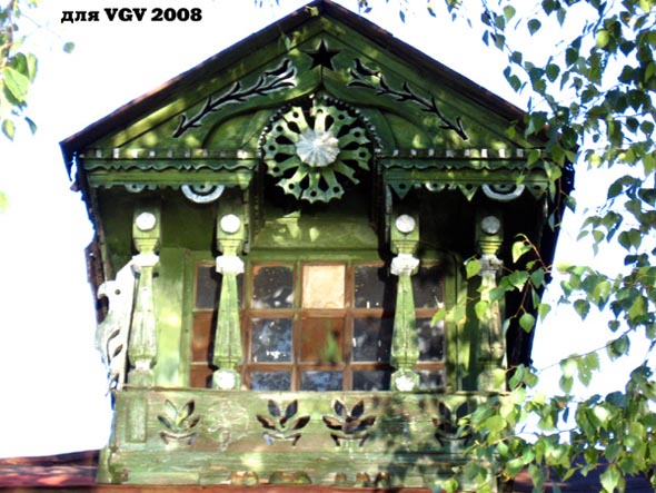 деревянные наличники и слуховое окно дома 13 на улице Рабочая в Оргтруде во Владимире фото vgv