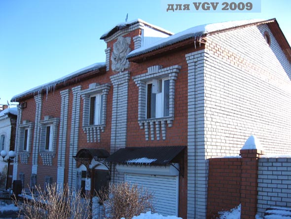 Каменная роза на фасаде дома 39 по ул. Садовой во Владимире фото vgv