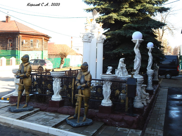 Скульптурная группа «Дом с Рыцарями» у входа в дом 39 по ул. Садовой во Владимире фото vgv