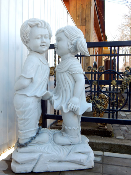 Скульптурная группа «Дом с Рыцарями» у входа в дом 39 по ул. Садовой во Владимире фото vgv