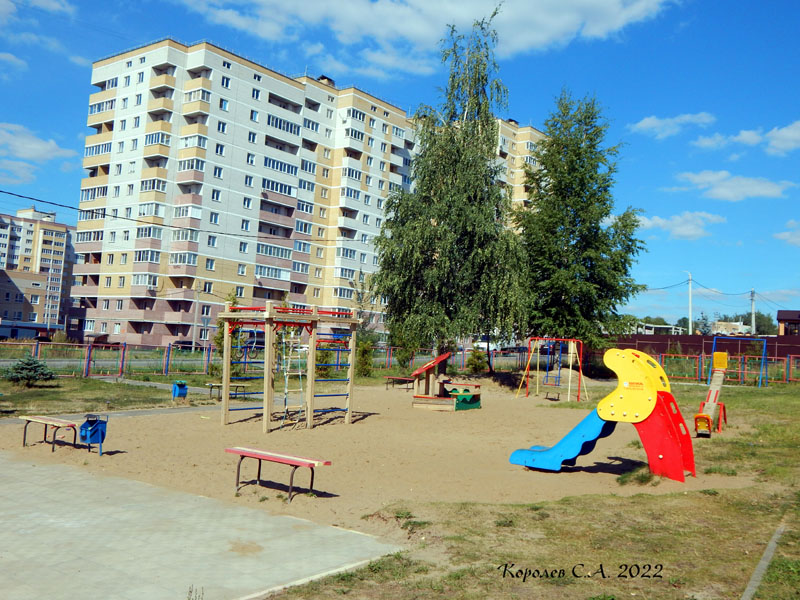 Детская площадка у дома 15 по улице Славная в Юрьевце во Владимире фото vgv